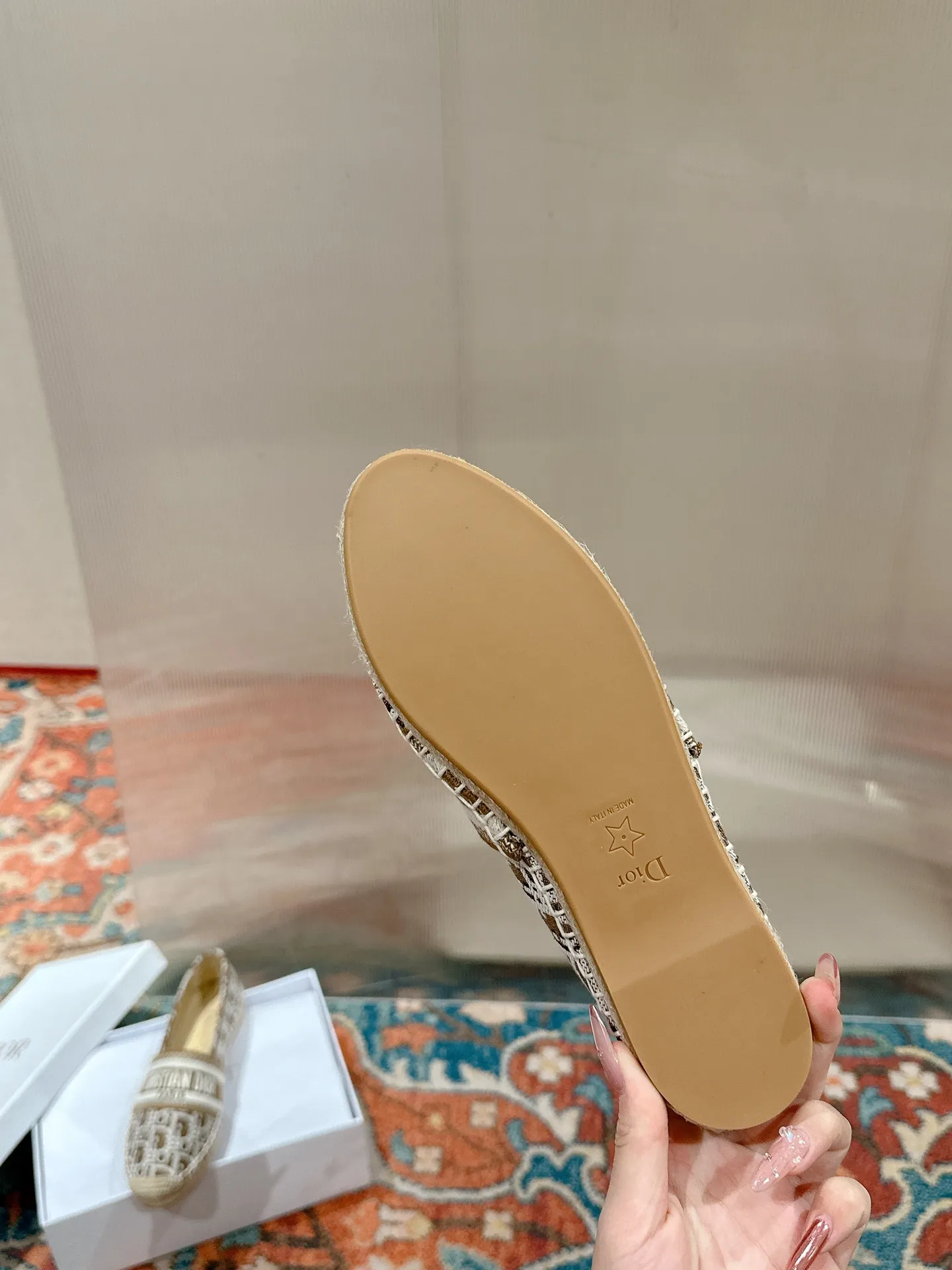 👟👟Ex-factory price 440👟👟 Dior DIOR's new popular early spring fisherman shoes 🆕 Simple, elegant and fashionable, timeless and timeless, it is a classic that will never fade away in the fashion circle, retro fisherman shoes. Original hand-woven surface, electric embroidery technology! Specific cloth surface and rubber outsole. Code number: 35-39 (40.41 customized, non-refundable)